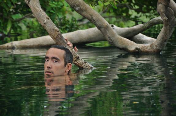 Nadando em meio à vegetação do Cenote Azul, ao lado da laguna de Bacalar, no sul do Yucatán, no México